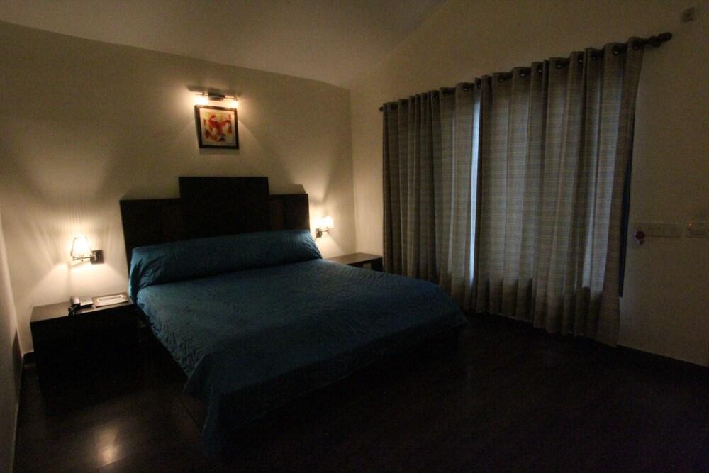 8Fold-Pinecrest By Larisa, Bhimtal Hotell Exteriör bild