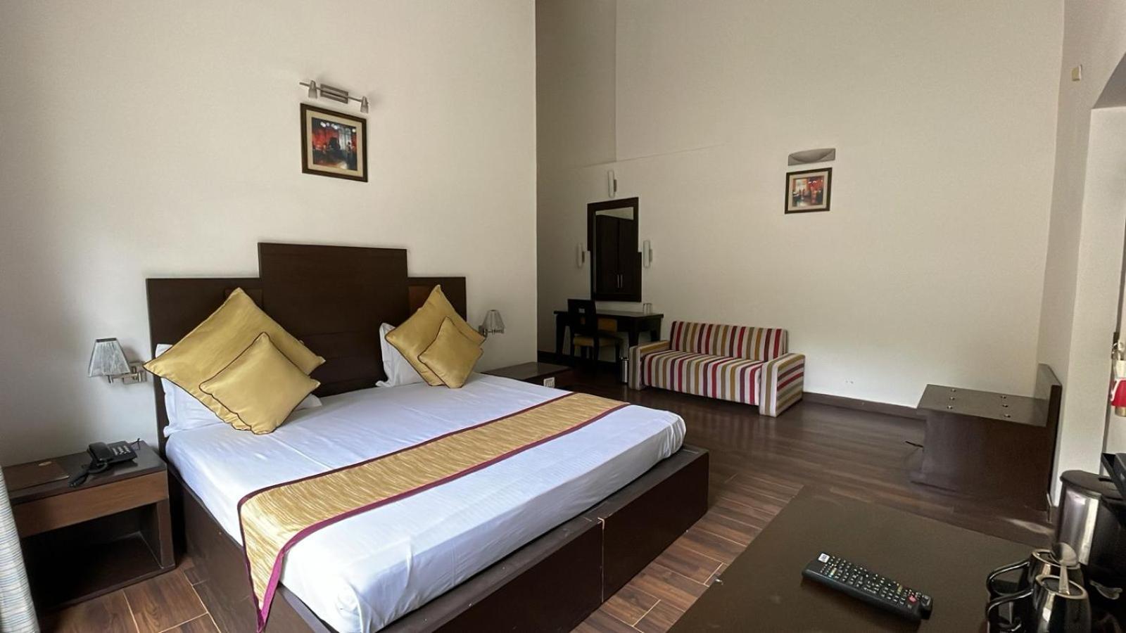 8Fold-Pinecrest By Larisa, Bhimtal Hotell Exteriör bild